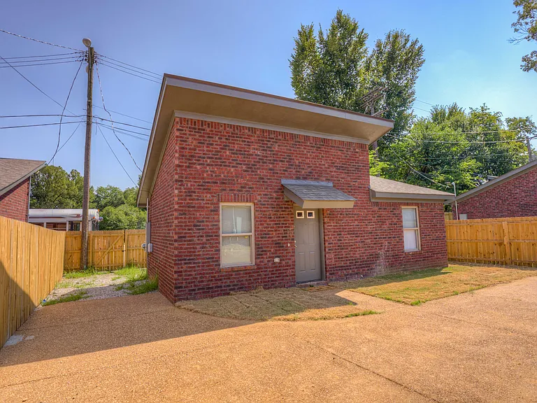 1807 Jackson Ave — Photo 9