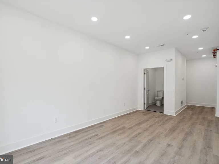 528 W Berks St #1 — Photo 2