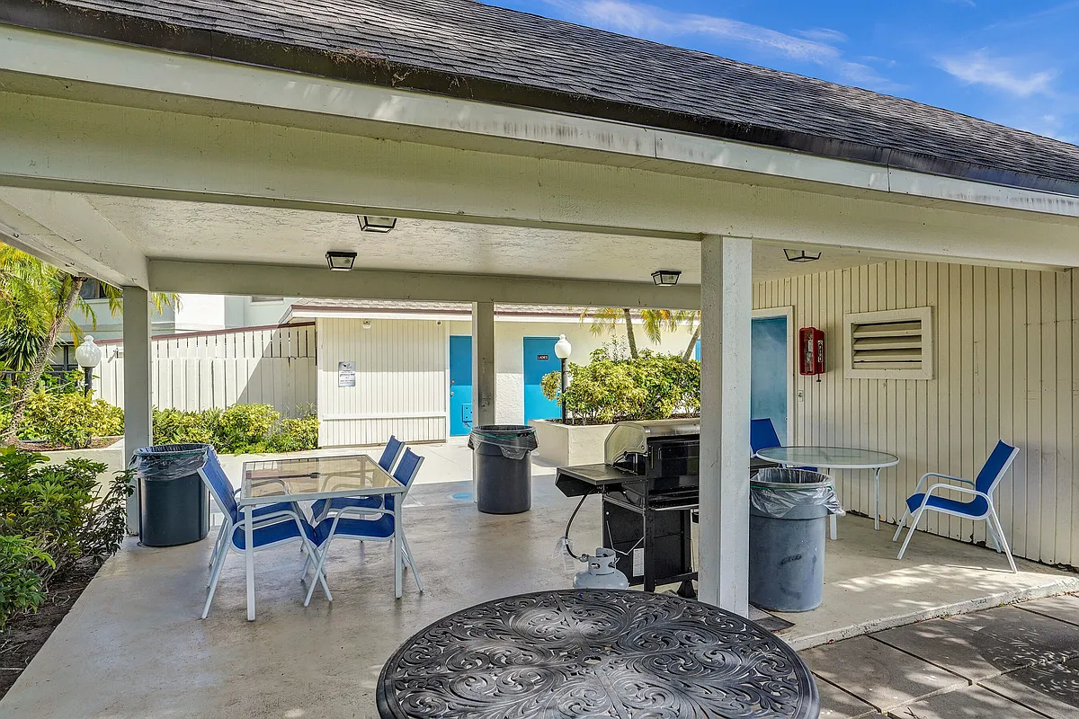 Building Photo - 2906 SW 21st Ter #31B2