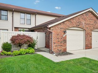 29053 Tiffany Dr W, Southfield, MI 48034