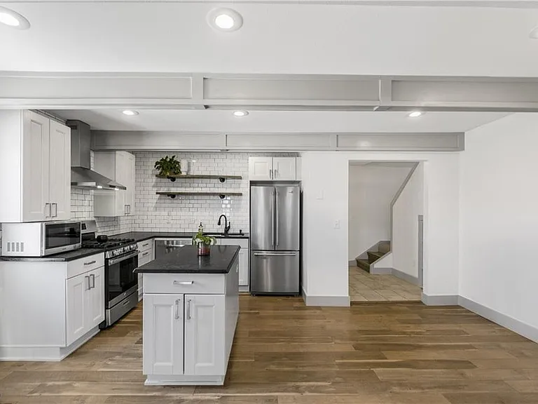 718 W Maple St — Photo 12