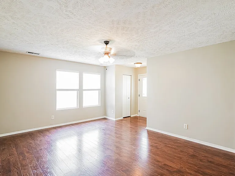 2735 Sutherland Dr — Photo 3