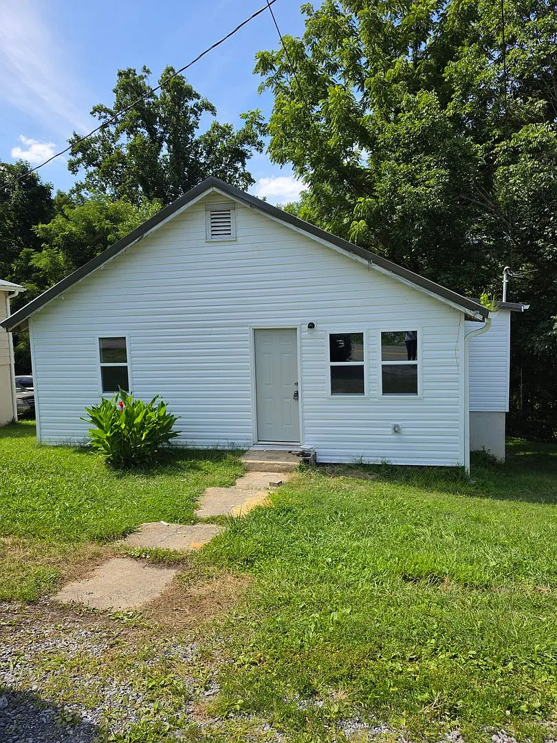 Remodeled 2/1 home in Kingsport — Photo 1