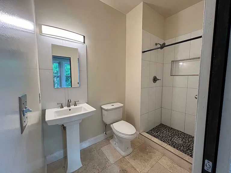 500 Parkway Dr NE #8 — Photo 6