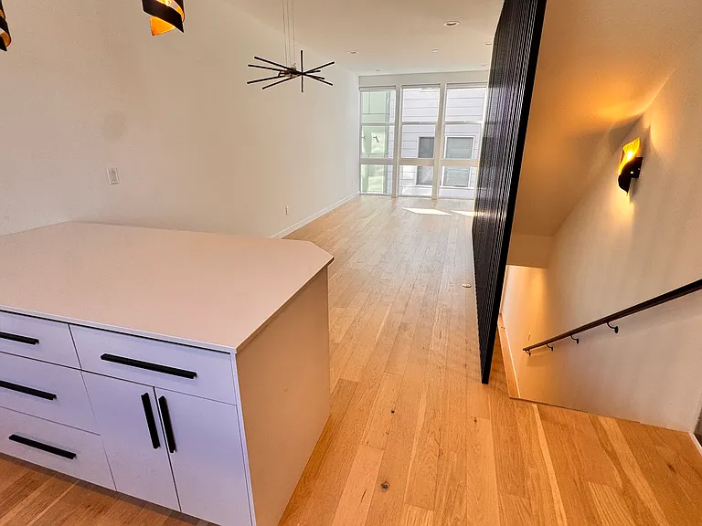 2344 Franklin Ave E — Photo 25