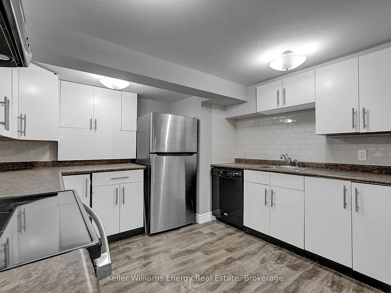 1137 Norman Cres #LOWER — Photo 29