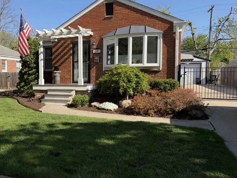 1901 Harwood Ave — Photo 1