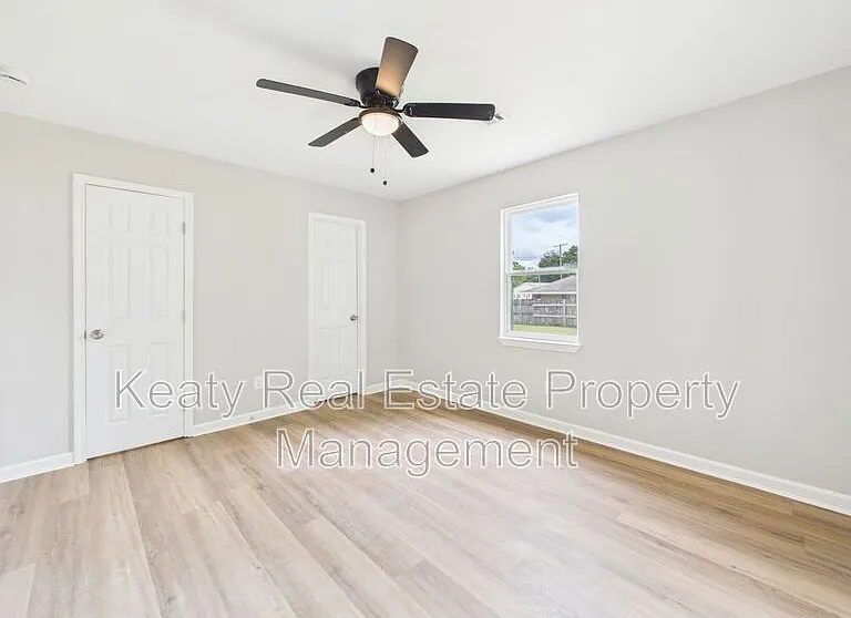 908 Saint Charles St — Photo 18