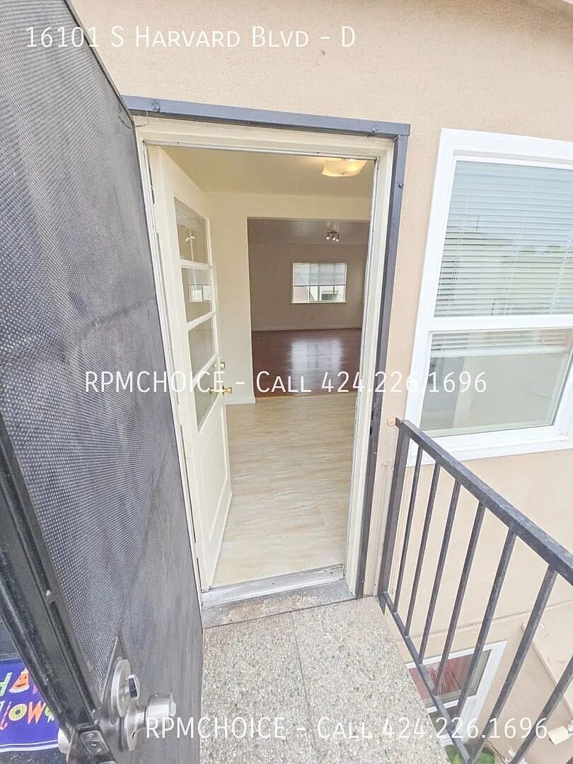 Quiet and Large 2bd/1ba Upstairs unit in a Fourplex — Photo 1