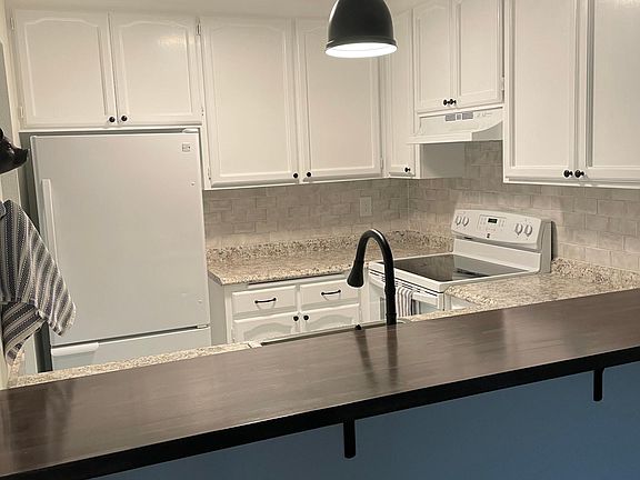 3rd image of 2537 Solano Ave