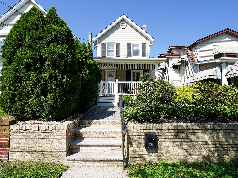 609 Main St