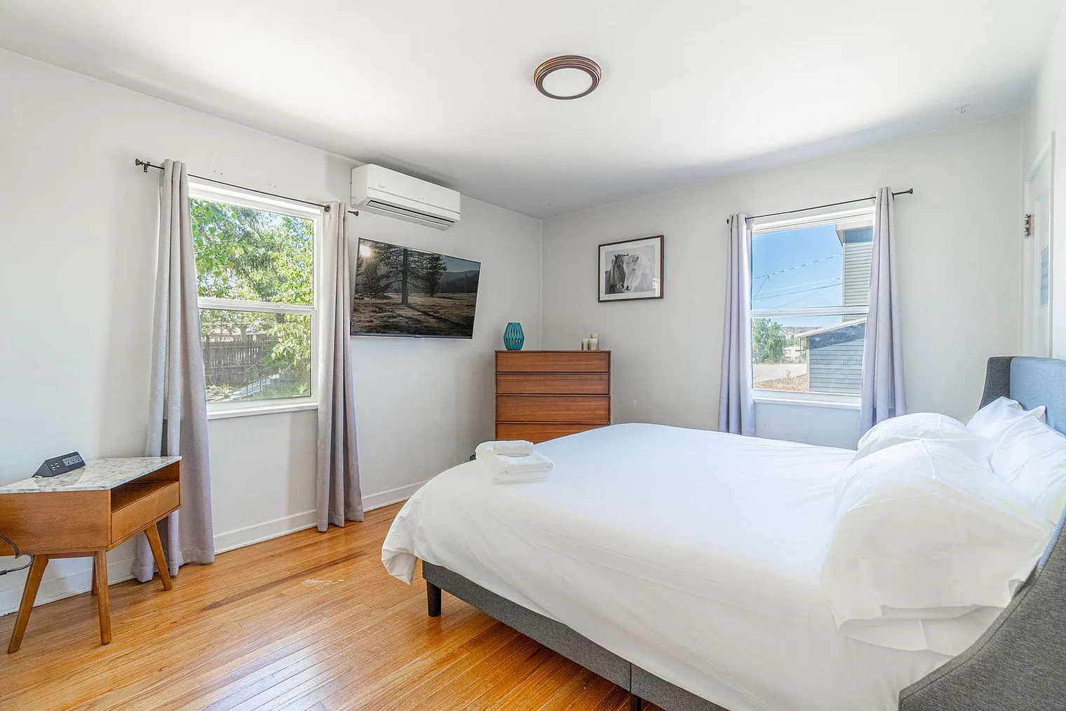 2 bed, 1.0 bath, 979 sqft, $4,412 — Photo 3