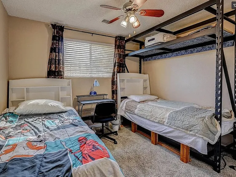 Hallway bedroom 1 XL-twin beds