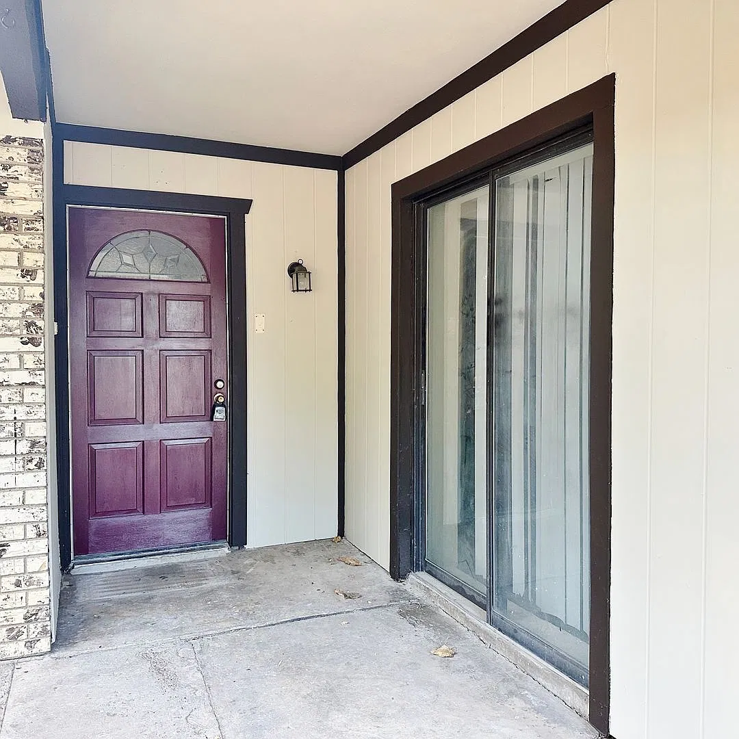 Well-Maintained 4/2 in Irving Ready For Immediate Move-In! — Photo 2