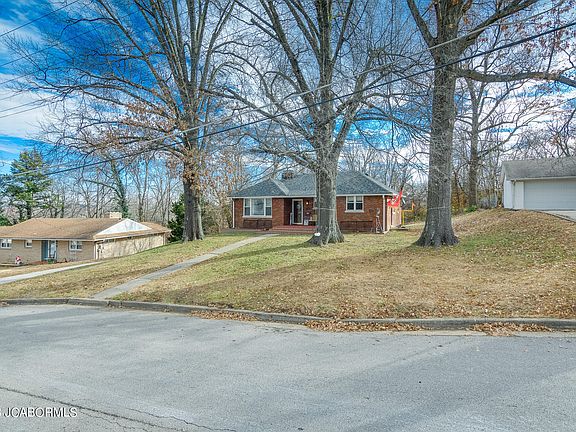 3rd image of 1129 Pamela Dr
