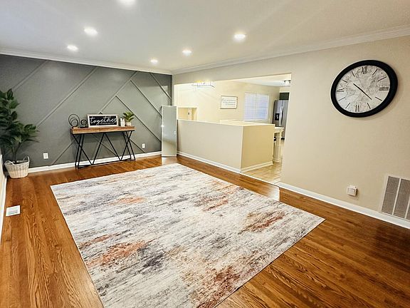 4th image of 921 W 56th Pl