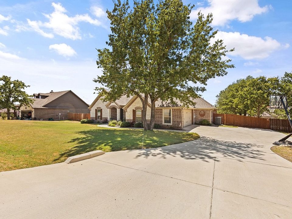1st image of 124 Canter Lane Dr