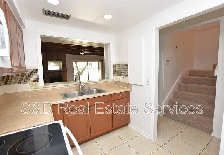 2221 9th St SE — Photo 3