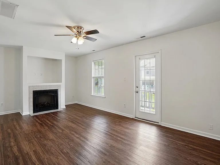 401 Whitehall Ct — Photo 6