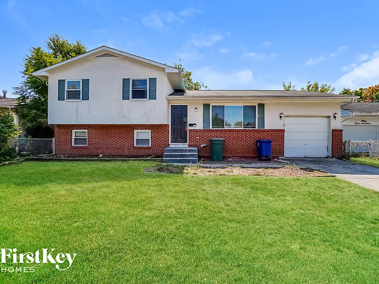 1225 Oakfield Dr N — Photo 1