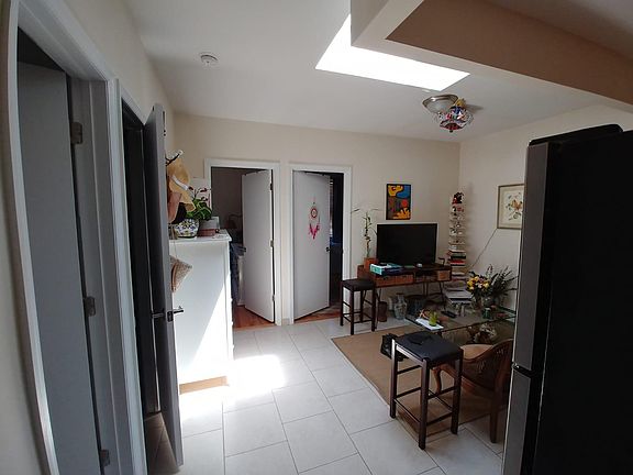 3rd image of 218-91 Hempstead Ave #2R