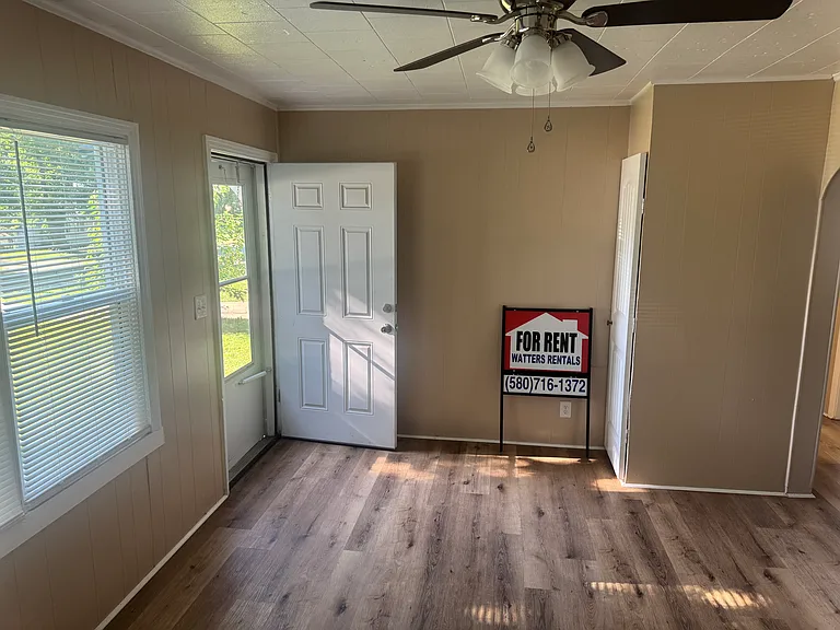 916 N Pine St — Photo 3