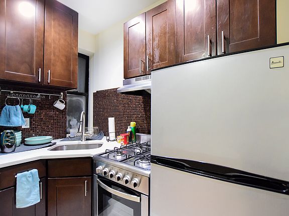 5th image of 429 Lenox Ave APT 4