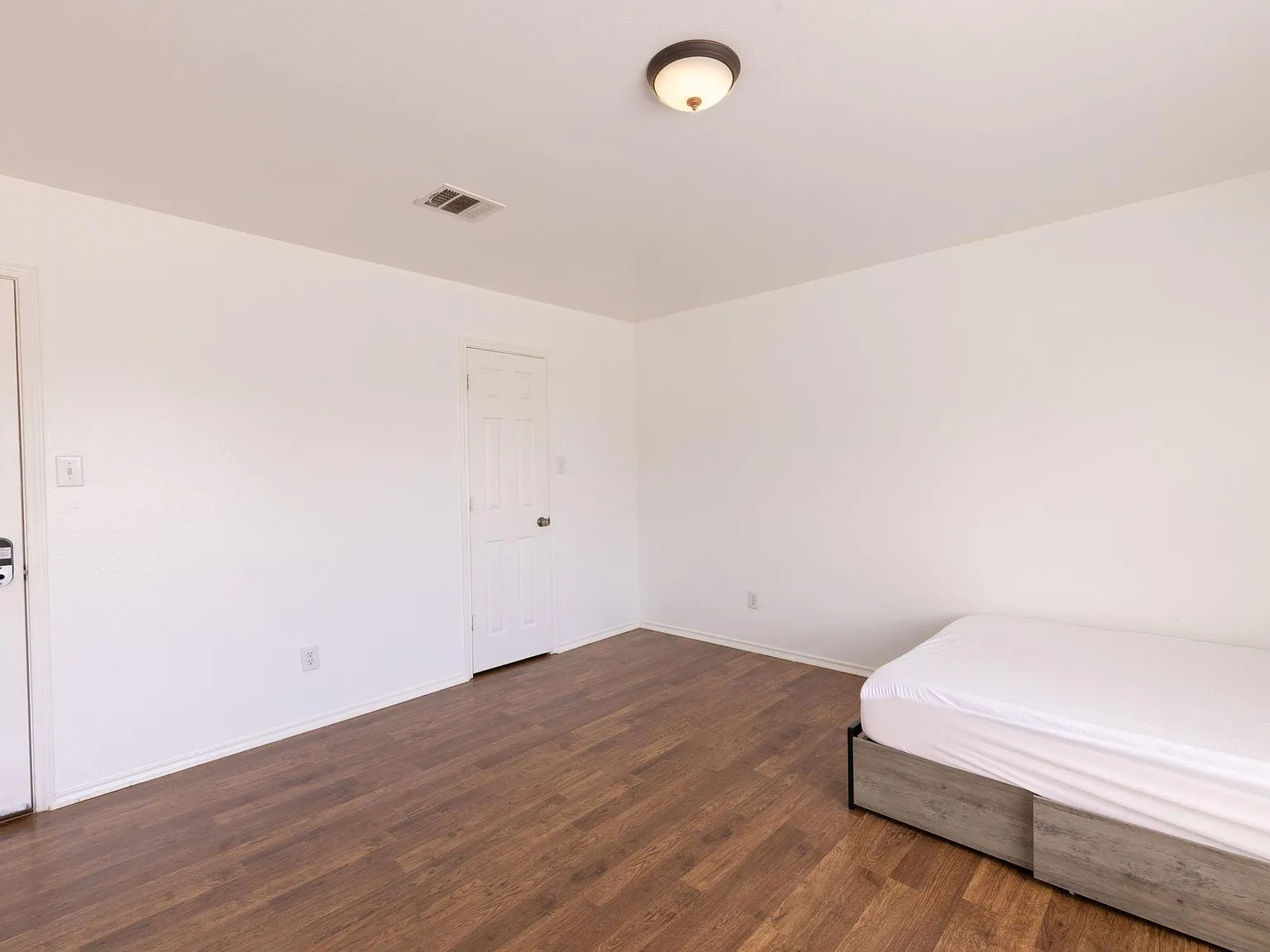 4 bed, 2.5 bath, 3291 sqft, $771 — Photo 3