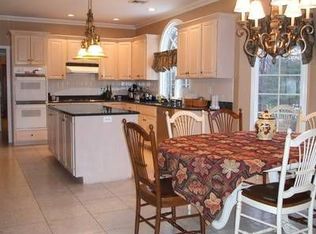 29 Surrey Ln, Mahwah, NJ 07430