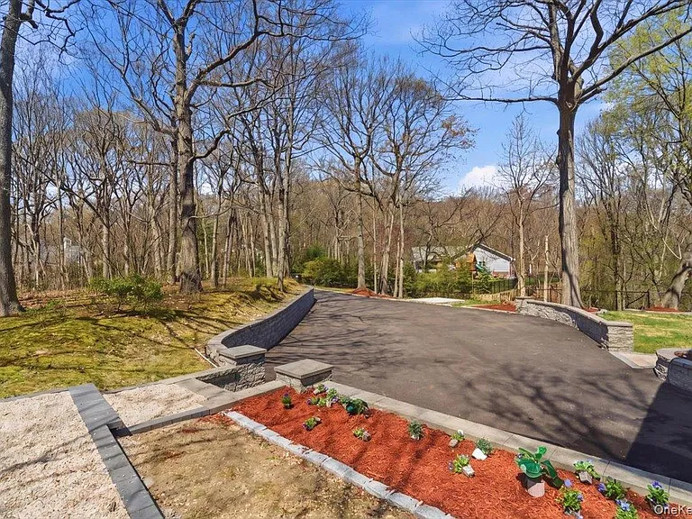 263 Oyster Bay Rd — Photo 6