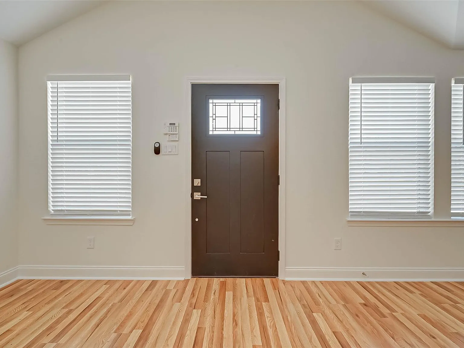 3 bed, 2.0 bath, 2440 sqft, $1,850 — Photo 2