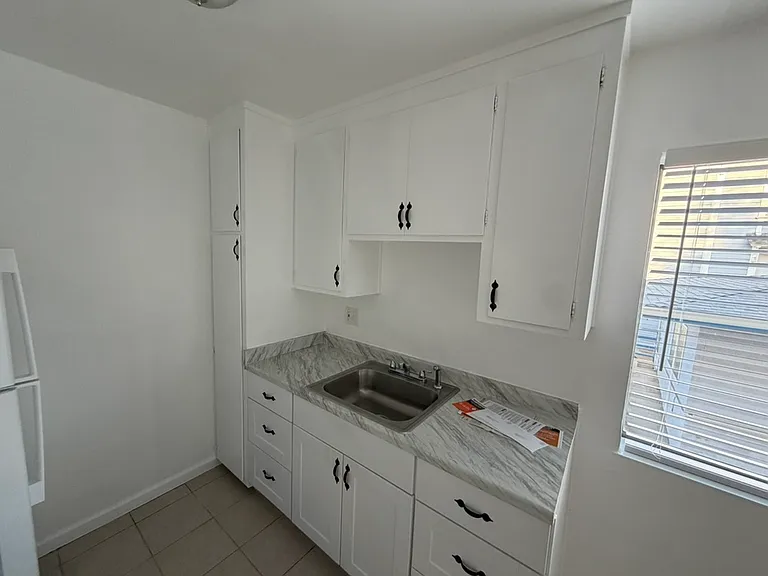 kitchen cabinet & sink