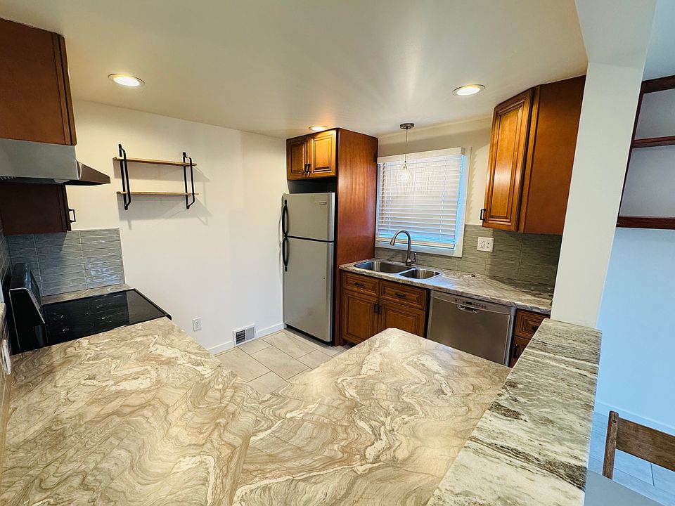 1st image of 109 College Park Dr
