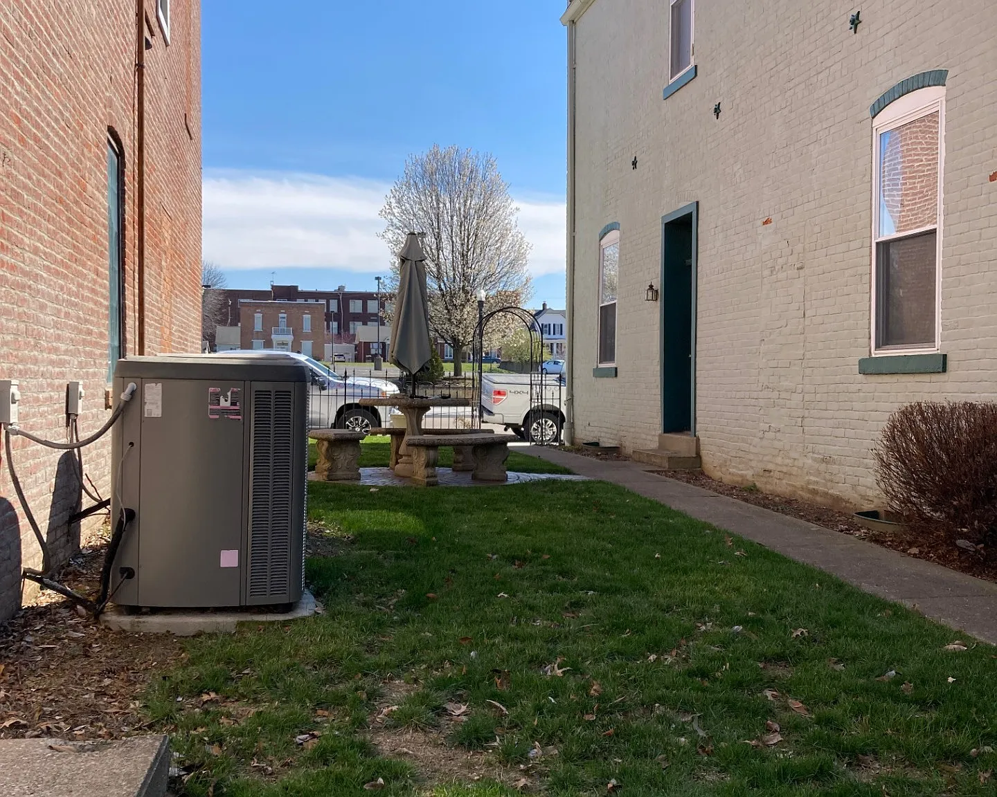 2 bed, 1.0 bath, 920 sqft, $1,250 — Photo 2