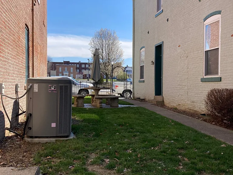 833 Main St #B — Photo 2