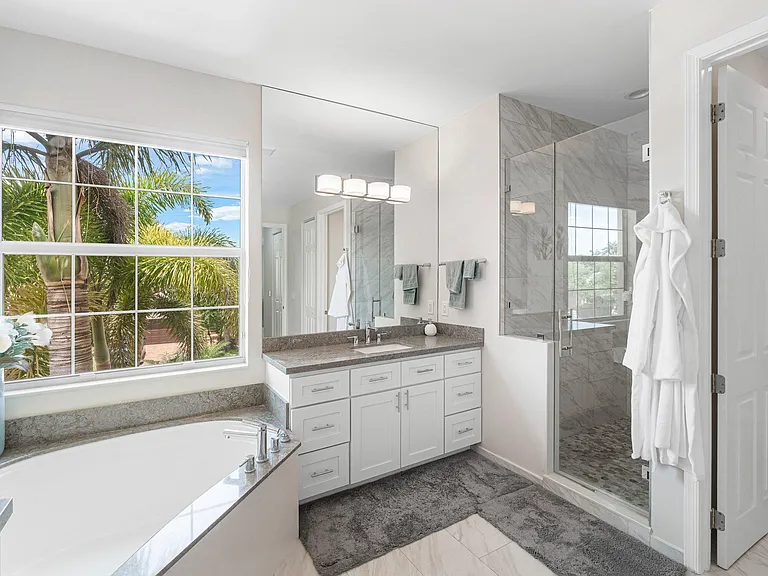 8300 Calabria Lakes Dr — Photo 28