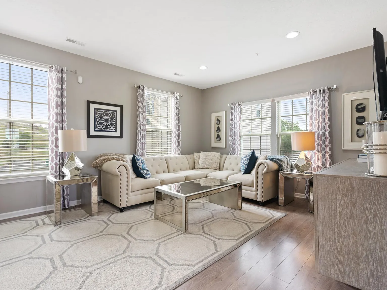 3 bed, 2.5 bath, 1658 sqft, $3,200 — Photo 2