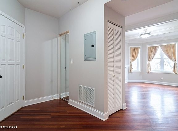 2nd image of 3215 1/2 N Francisco Ave #2E