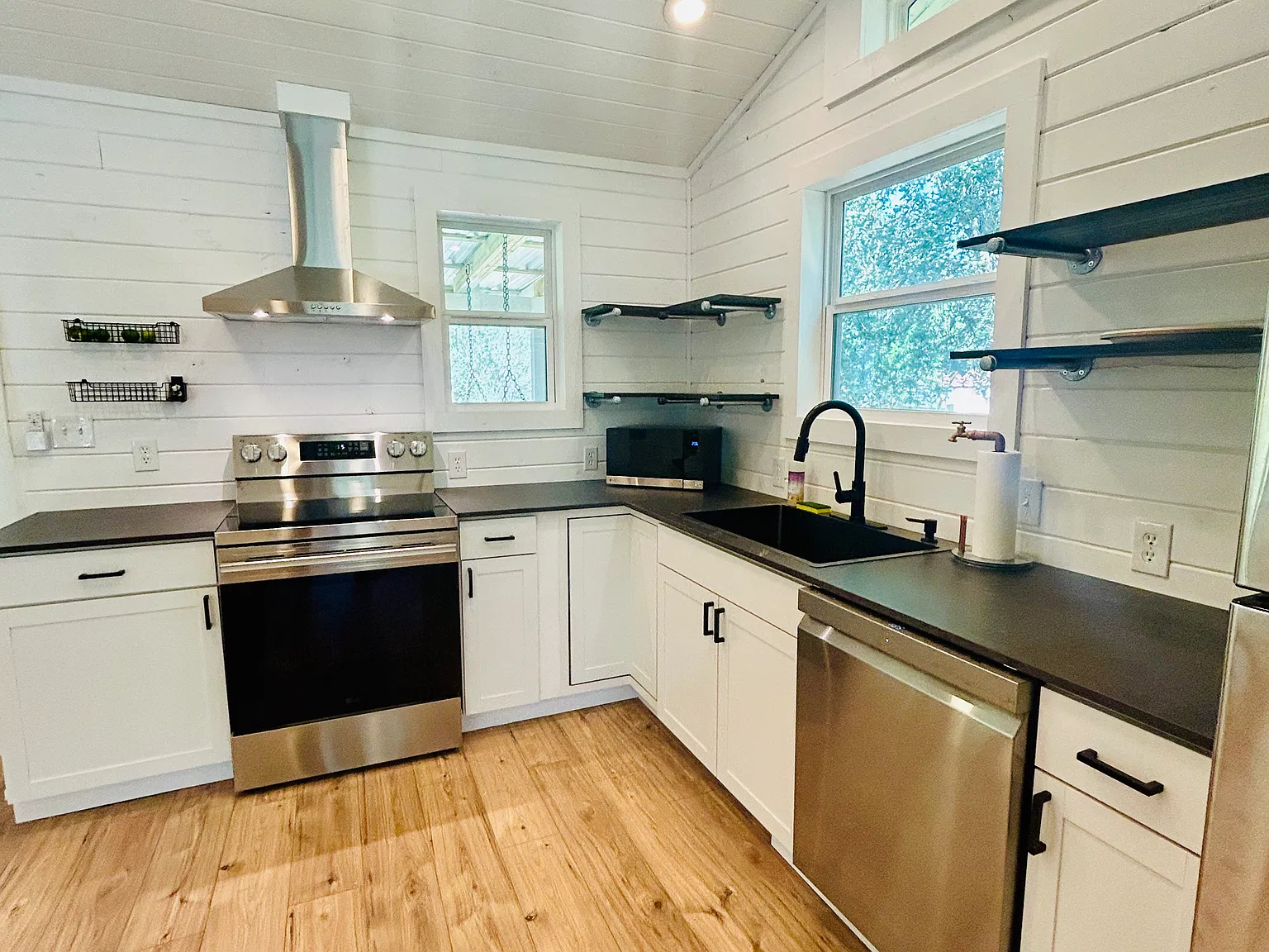 2 bed, 1100 sqft, $1,700 — Photo 2