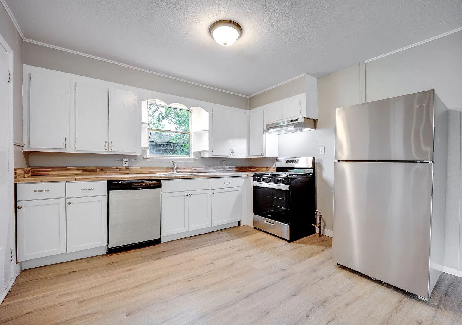 Free Month Rent! Freshly Updated 3 Bedroom House — Photo 2