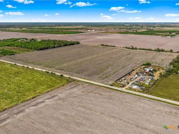 1880 Bayer Rd, Victoria, TX 77905