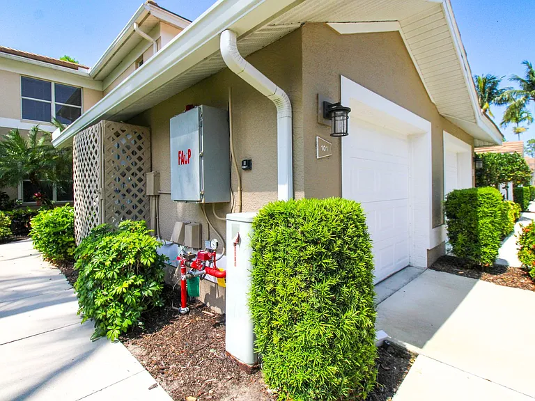 817 Carrick Bend Cir #101 — Photo 7