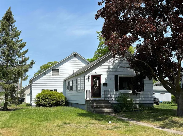 714 Montana Ave, Gladstone, MI 49837