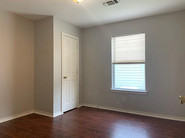1602 W Elm St — Photo 17