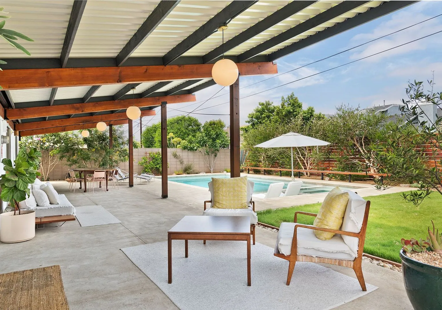 A Fully Furnished Modern Portfolio Home with a Large Backyard Oasis & 3 Comfortable Bedrooms! — Photo 2