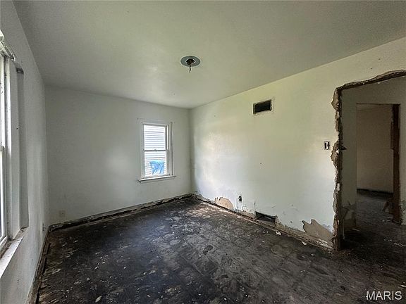 4th image of 9833 Dennis Dr