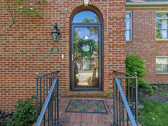 2nd image of 212 Chippendale Cir