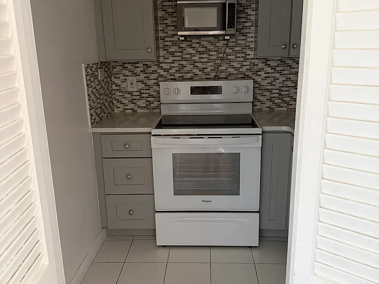 2035 E 16th St #4G — Photo 4