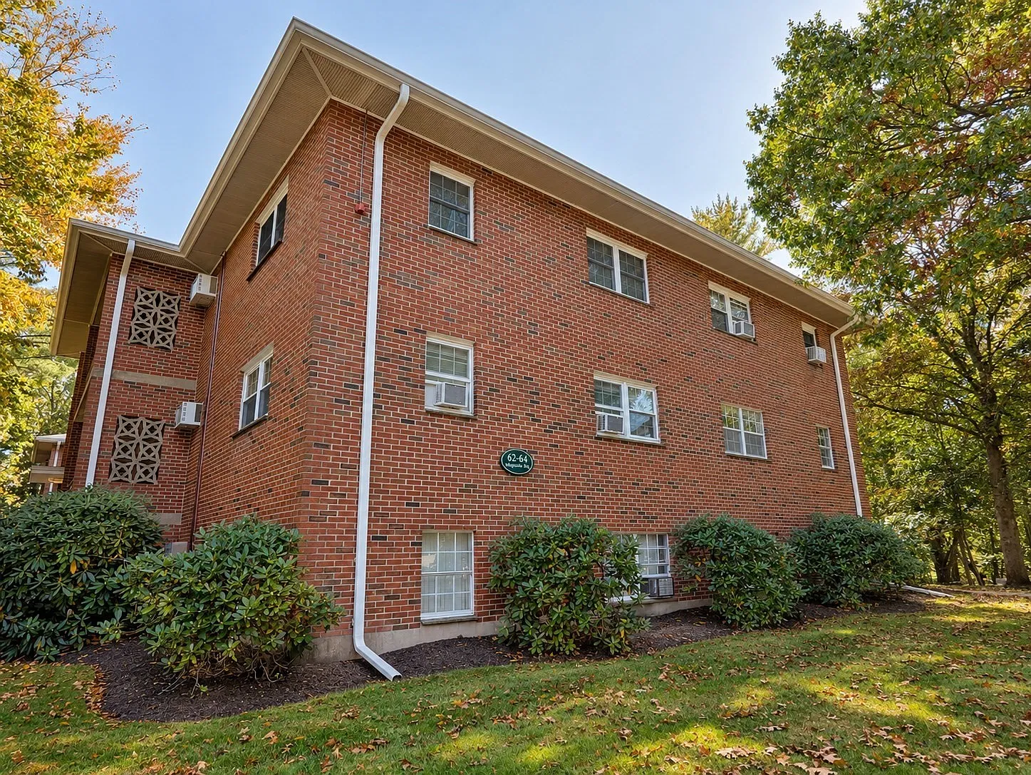 1 bed, 1.0 bath, 720 sqft, $2,080 — Photo 1