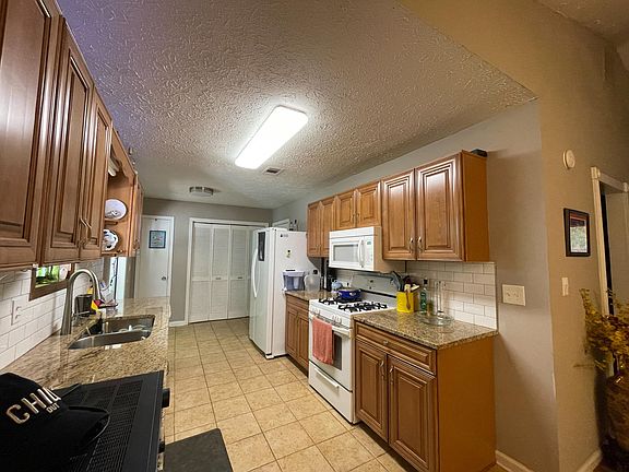 4th image of 121 River Oaks Dr
